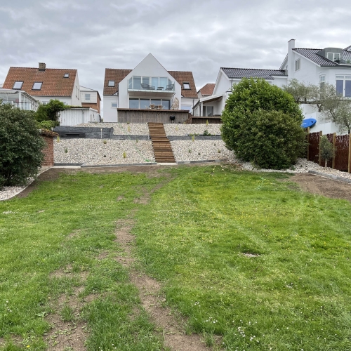 Opbygning af en ny stor terrasse ved et hus