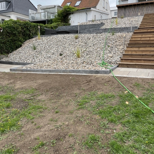 Opbygning af terrasse i flere etager ved et stort hus i Slagelse