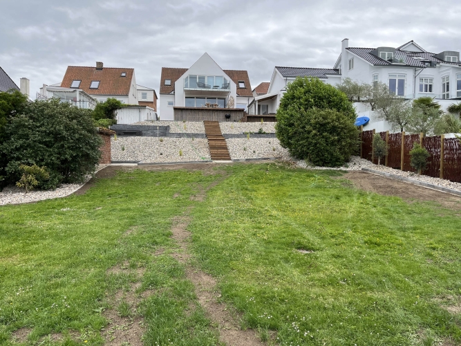 Opbygning af en ny stor terrasse ved et hus