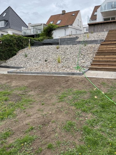 Opbygning af terrasse i flere etager ved et stort hus i Slagelse