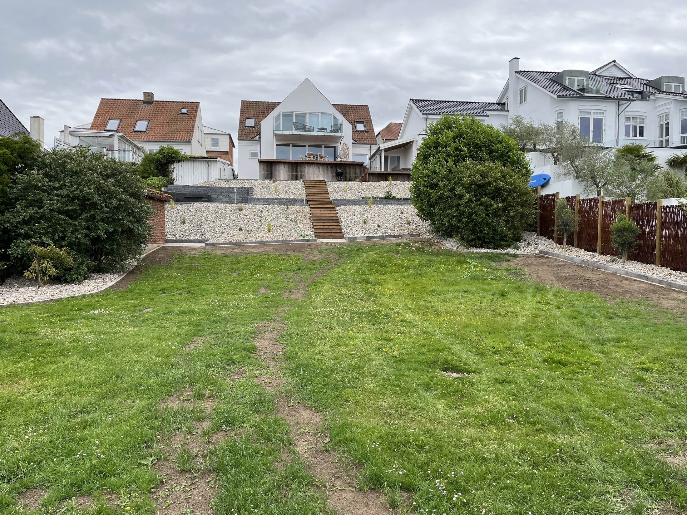 Opbygning af en ny stor terrasse ved et hus